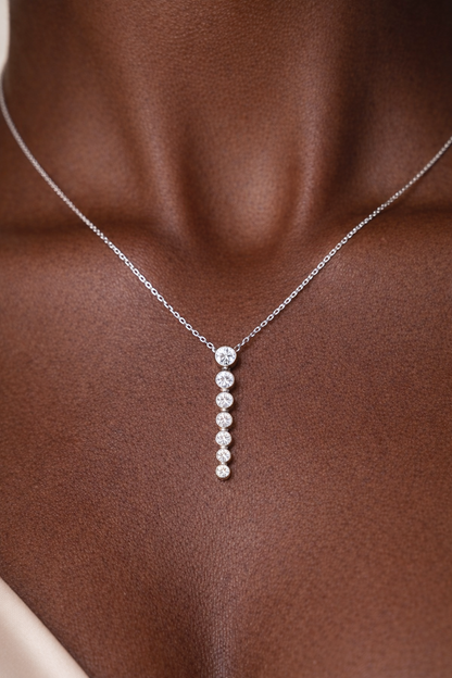 Collar Aura River: circonitas cúbicas brillantes y plata rodiada