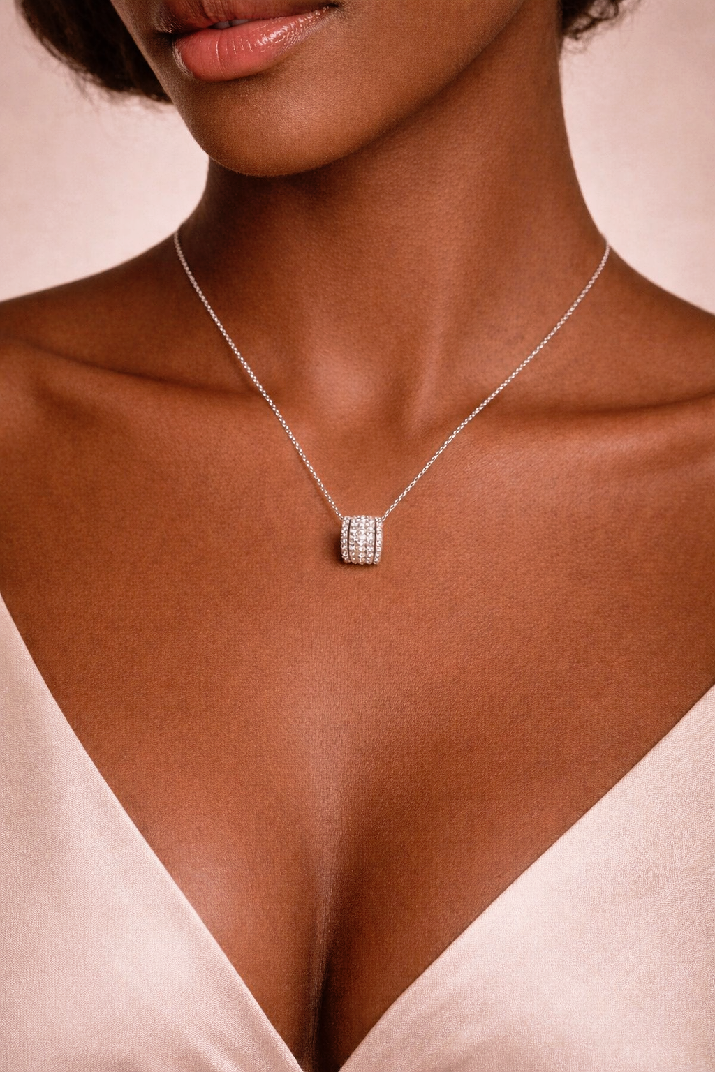 Collar de plata con colgante de circonitas cúbicas pavé: brillo y distinción