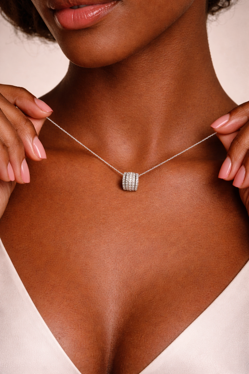 Collar de plata con colgante de circonitas cúbicas pavé: brillo y distinción