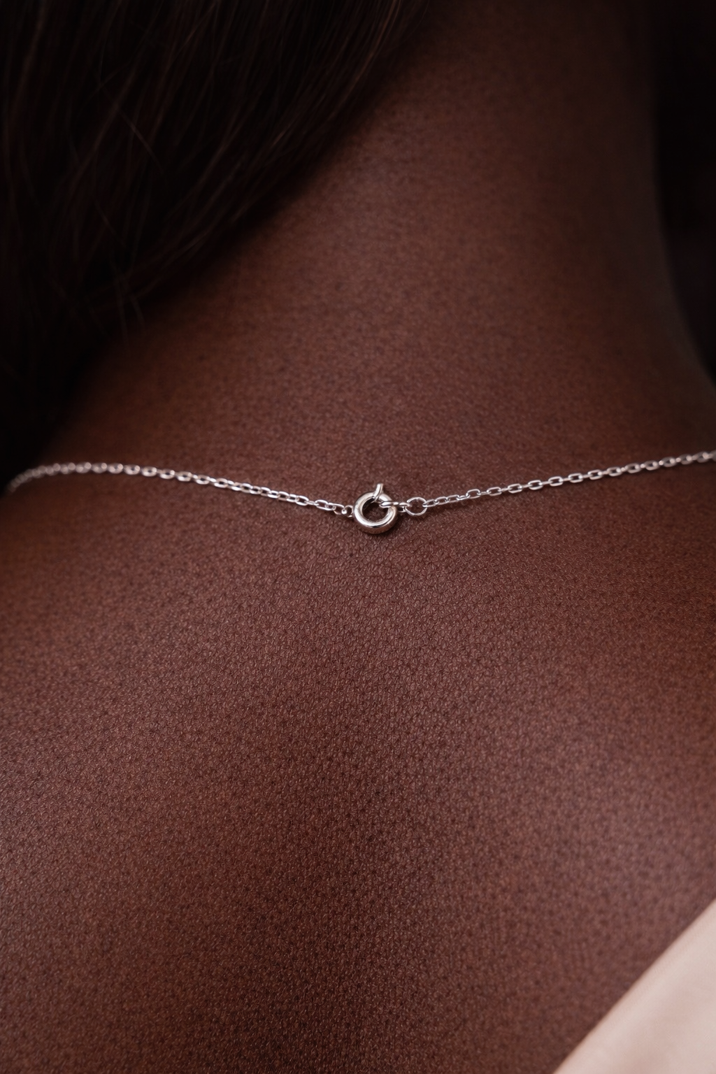 Collar Aura River: circonitas cúbicas brillantes y plata rodiada