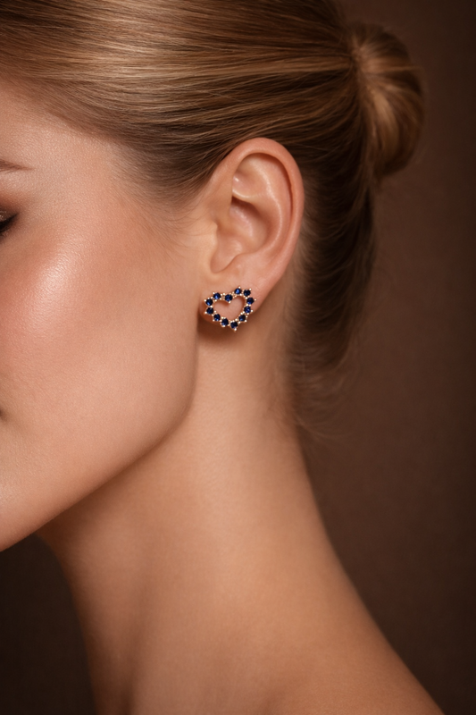 Pendientes de corazón de zafiro: un destello azul real en oro de 18 quilates