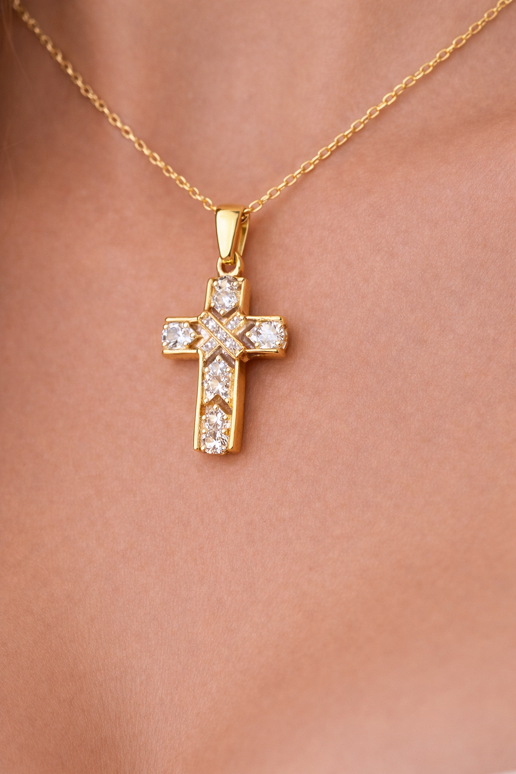 Colgante de Cruz Luminosa — Resplandor Espiritual y Oro de 18 Quilates (sin cadena)