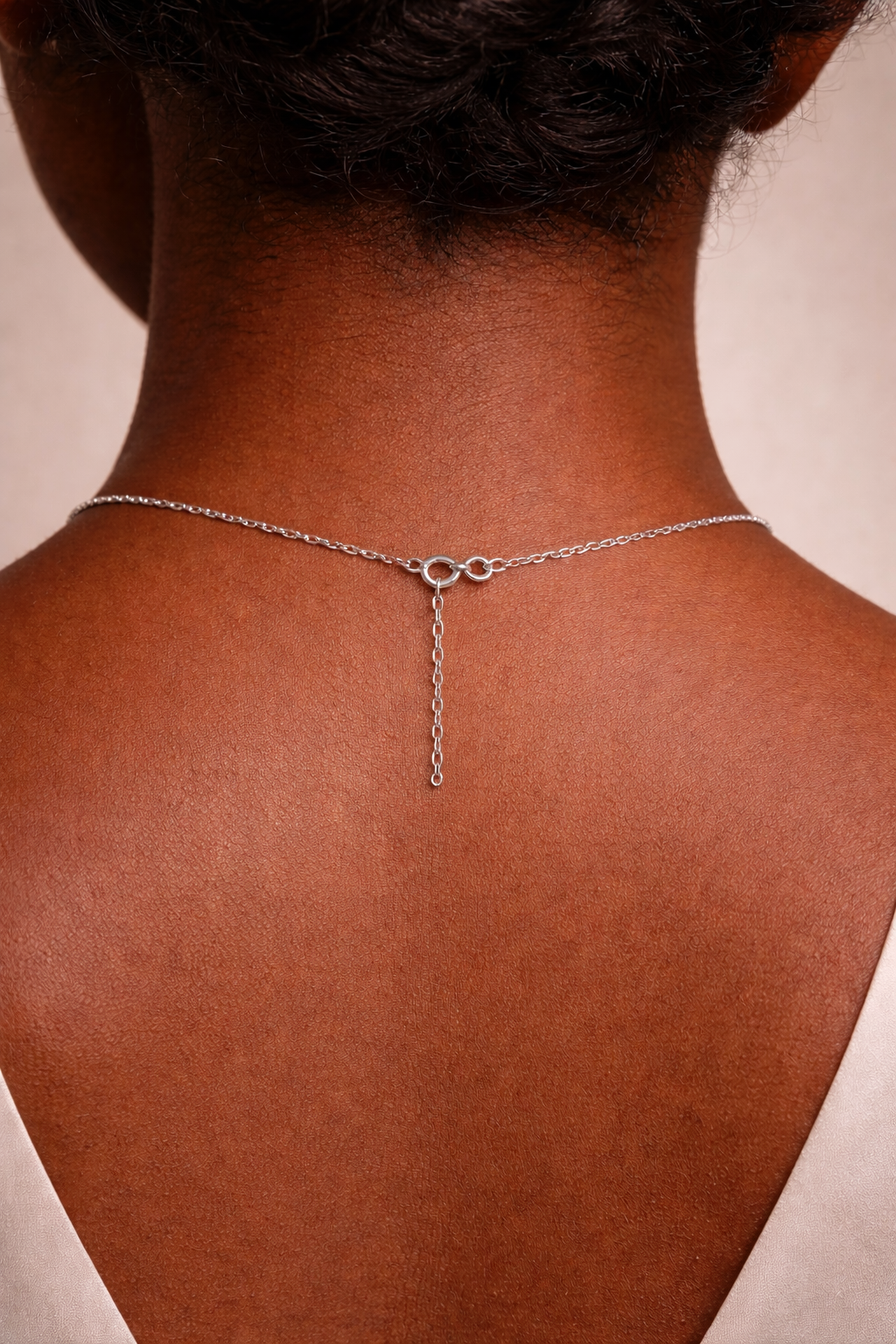 Collar de plata con colgante de circonitas cúbicas pavé: brillo y distinción